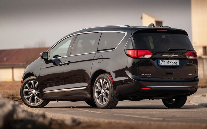 Chrysler Pacifica cena 149900 przebieg: 41690, rok produkcji 2020 z Koszalin małe 704